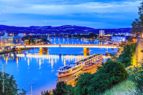 Obraz na płótnie Linz, Austria. Nibelungen bridge over the Danube river. w salonie