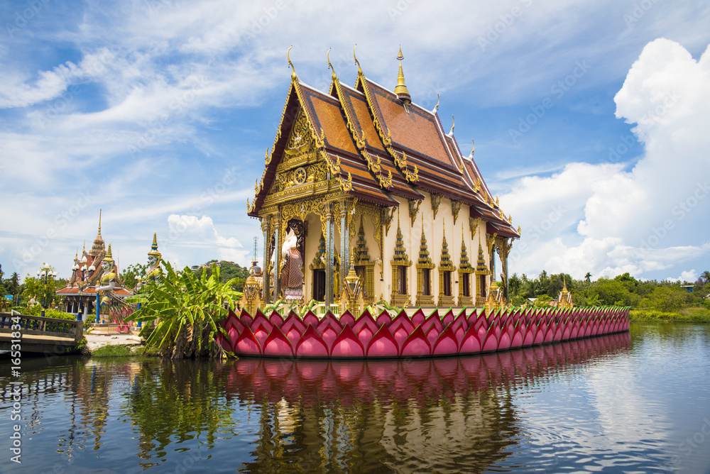 Obraz premium Храм Ват Плай Лаем (Wat Plai Laem) на Самуи