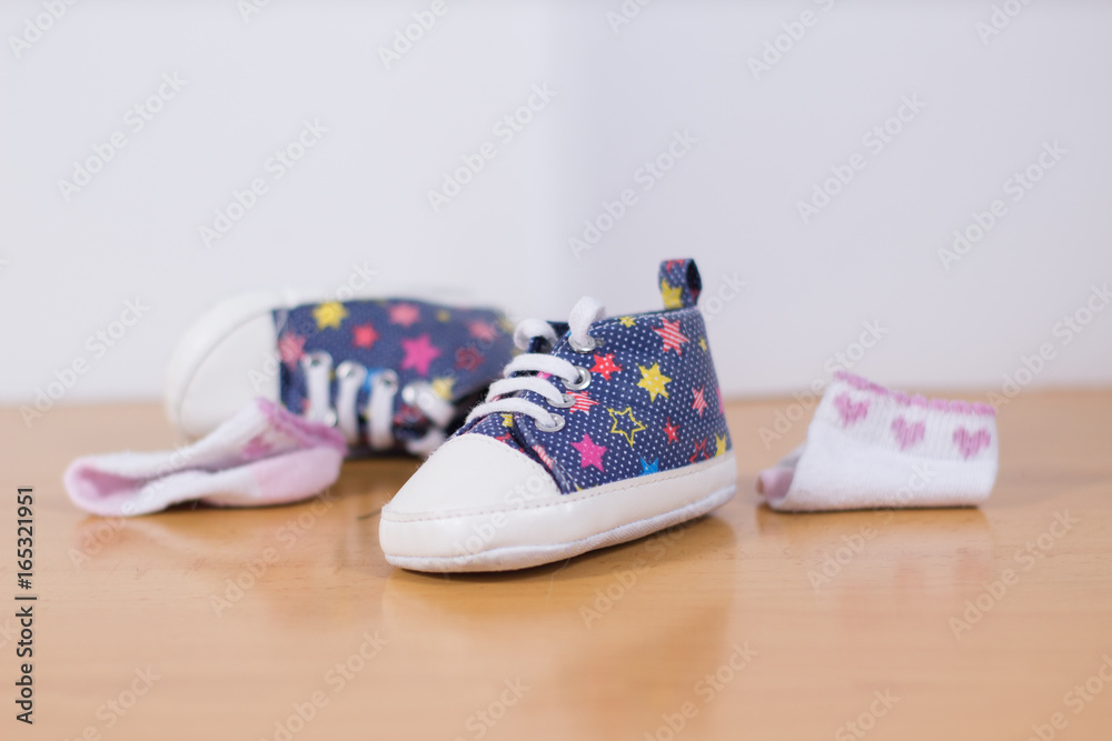 calzado infantil foto de Stock | Adobe Stock