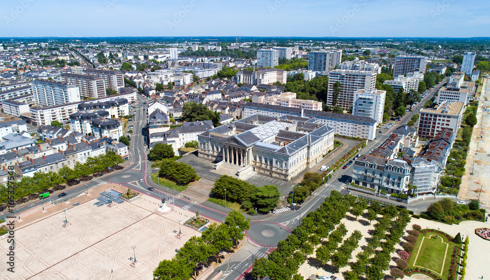 Photographie aérienne du jardin du Mail et du palais de justice d'Angers
