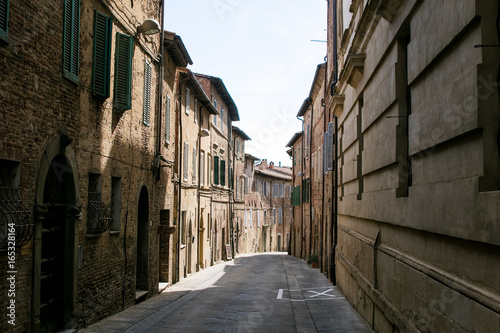 Fototapeta Naklejka Na Ścianę i Meble -  Narrow street of an Italian medieval village, typical of Tuscany and Umbria