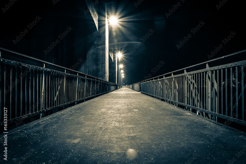 Brücke im Nebel bei Laternenlicht