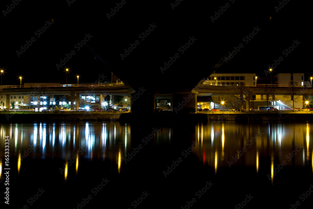 Brücke bei Nacht, beleuchtet Brücke bei Nacht, beleuchtet