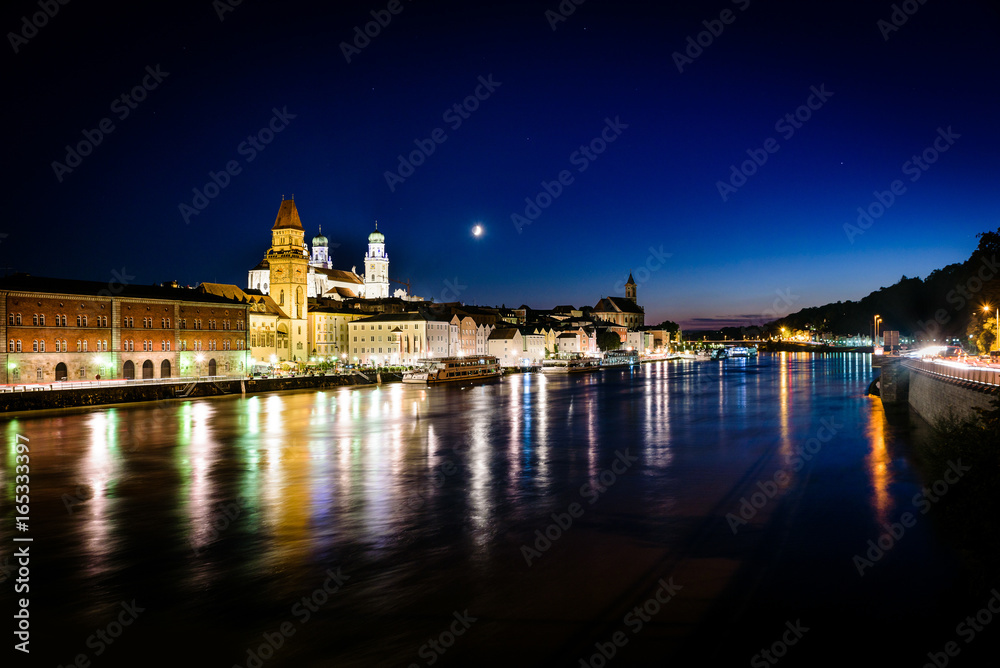 Passau bei Nacht, beleuchteter St. Stephans Dom, Rathaus sichtbar