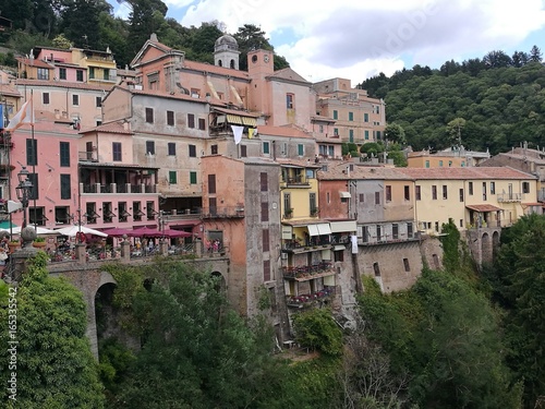 Villaggio colorato di Nemi vicino a Roma in Italia.