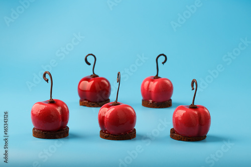 Glossy mousse cakes in the form of cherries © Eugene