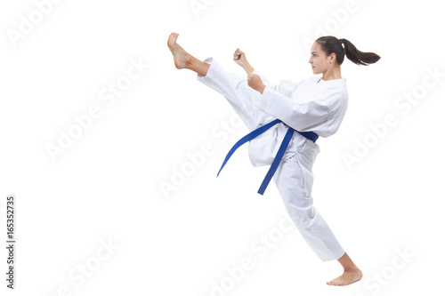 With a blue belt, the athlete beats the kick forward