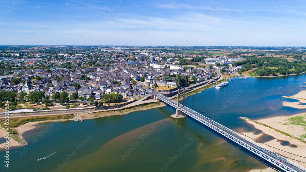 Vue aérienne d'Ancenis et du pont Bretagne-Anjou, en Loire Atlantique