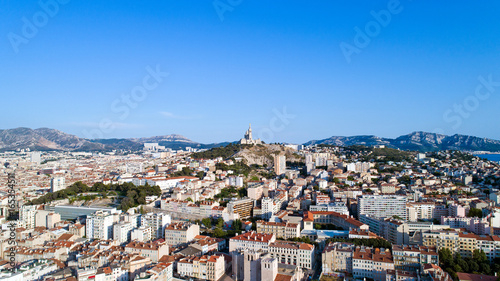 Fototapeta Naklejka Na Ścianę i Meble -  Vue aérienne de Notre Dame de la Garde et du centre ville de Marseille