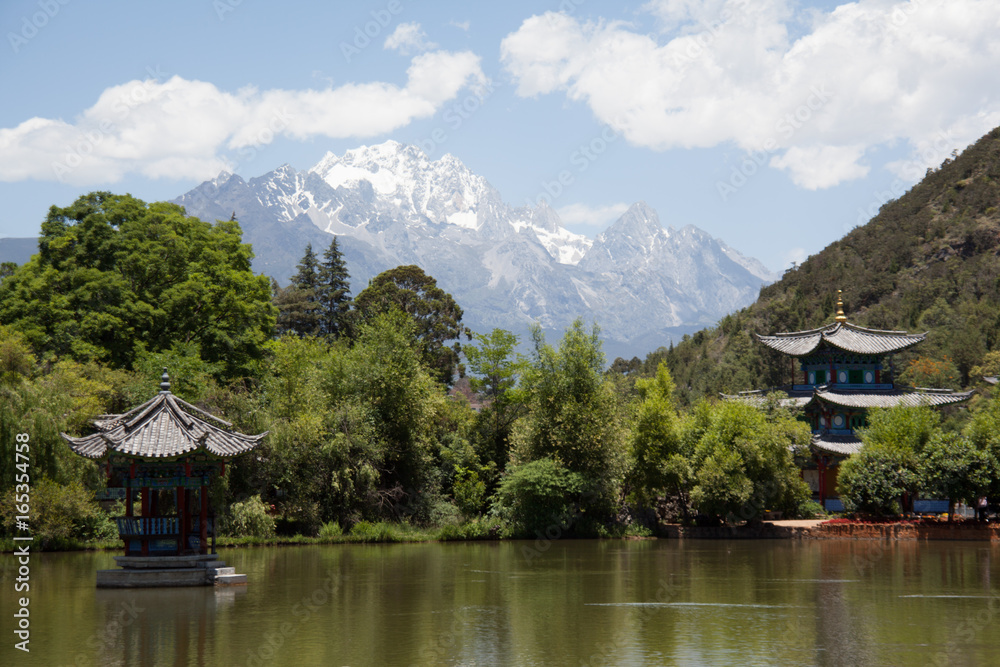 Naklejka premium Lijiang, Yunnan, Kunming, China. Heritage village, living and landscapes