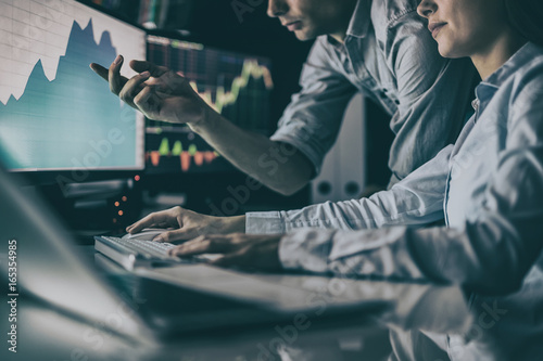 Φωτογραφία Analyzing graphs and reports for investment purposes