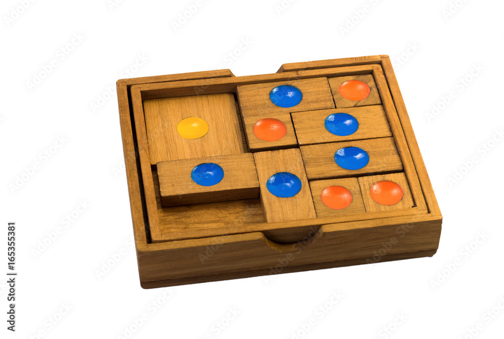 Geduldspiel aus Holz isoliert am weißen Hintergrund