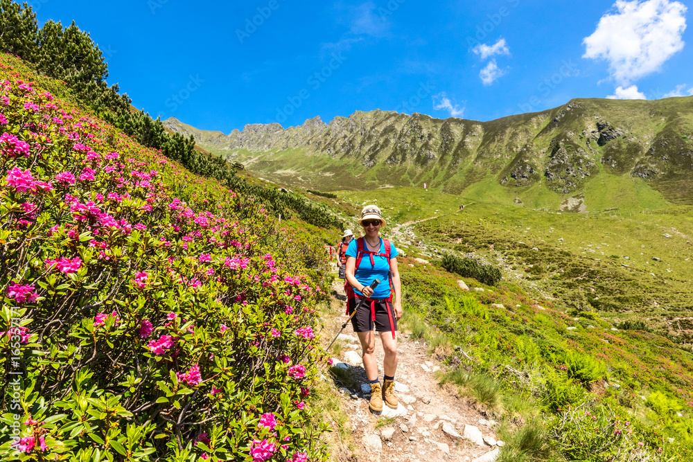 Frau wandert durch Berglandschaft Frau wandert durch Berglandschaft