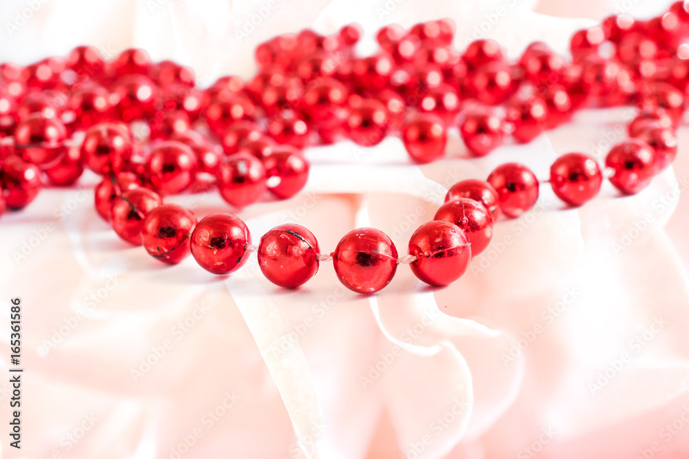 Obraz premium Christmas and New Year decorations. greeting card with christmas chain . Copy space.
