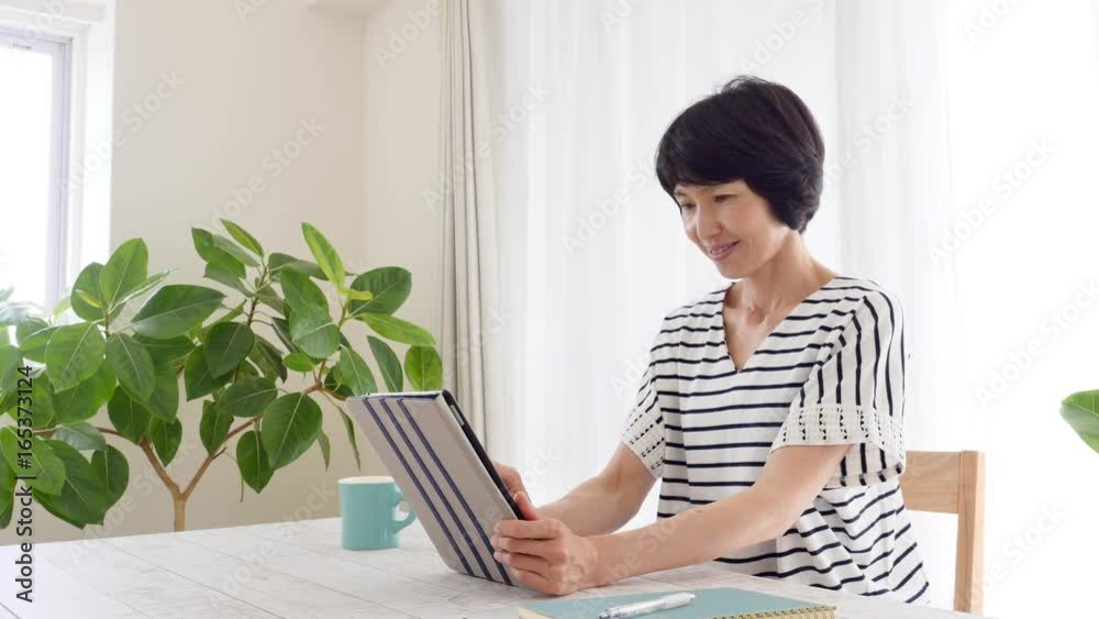 ミドル女性 タブレット ミドル女性 タブレット