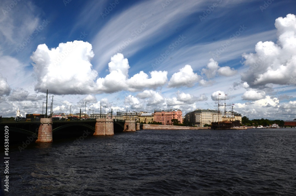 Saint-Pétersbourg : Neva- Pont de la Bourse (Russie)