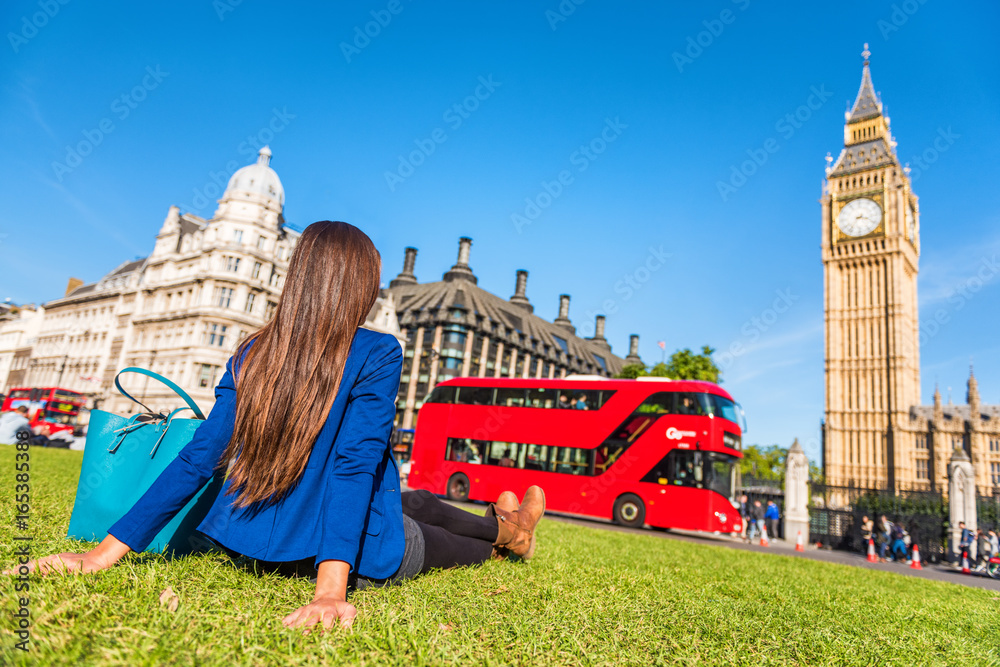 Naklejka premium Londyn miasto styl życia kobieta relaks w parku latem Westminster, czerwony autobus i wieża Big Bena. Miejska dziewczyna na zewnątrz.