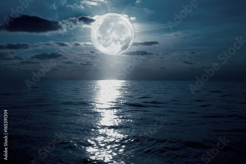 anochece en el mar con la luna y el cielo