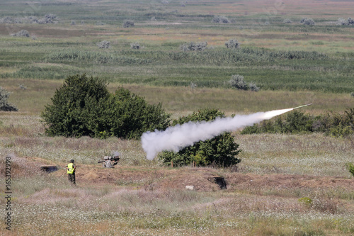 Bilde på lerret An US soldier fires a Stinger missile a joint US-Romanian military drill, on July 19, 2017, in Capu Midia, Romania