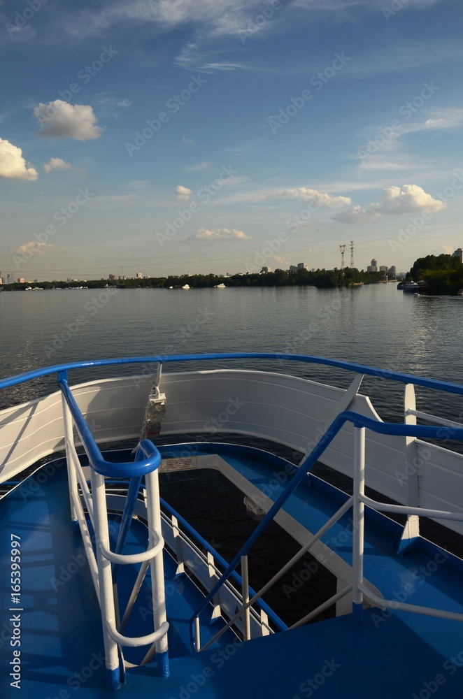 Embarcation sur le bateau de croisière Léon Tolstoï à la gare fluviale de Moscou (Russie)