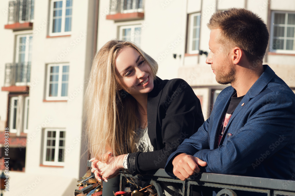 Obraz premium Young man and woman on the background of new houses