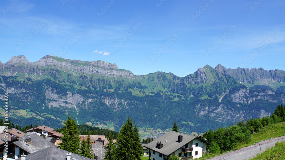 Landschaft im Kanton St. Gallen/Blick auf die Bergkette der Churfirsten im Kanton St. Gallen in der Schweiz, im Vordergrund Häuser, 