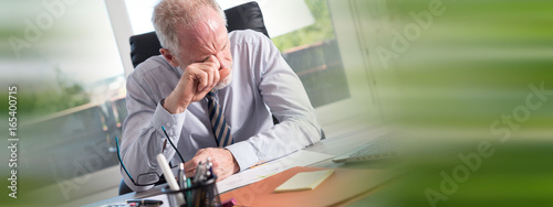 Photos Tired businessman rubbing his eyes
