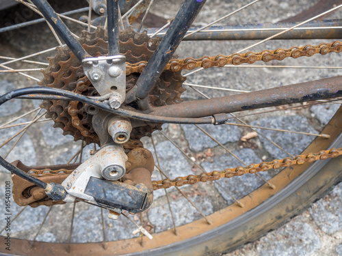 Verrostete Fahrradkette und Gangschaltung photo