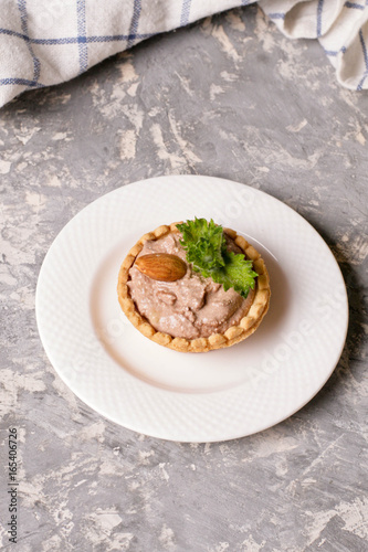 Tartlets with chocolate cream and almonds