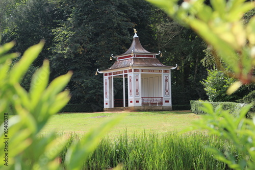 Chinesischer Tempel Pagode und Brücke im Wrest Park England photo