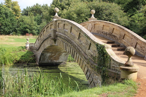 Chinesischer Tempel Pagode und Brücke im Wrest Park England