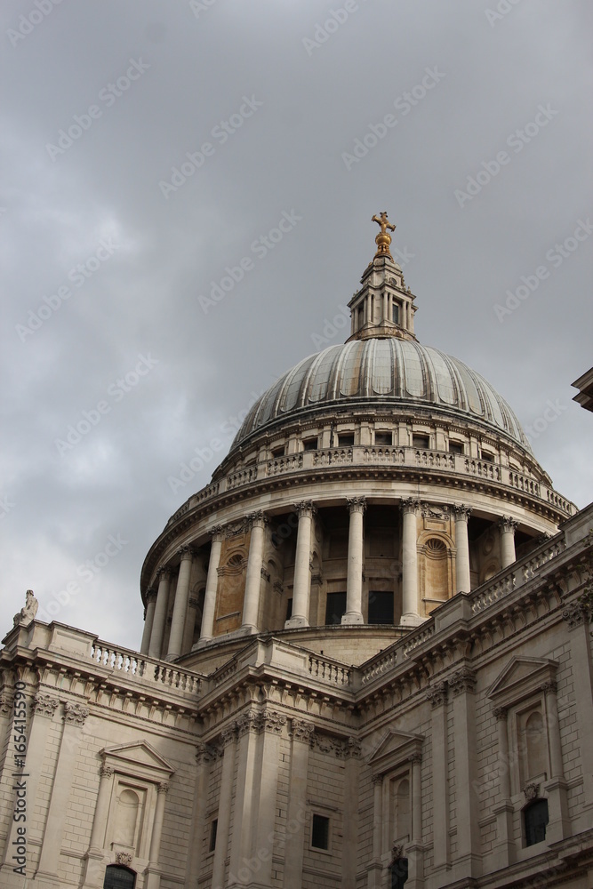 Blick empor zur St Paul’s Cathedral in London England