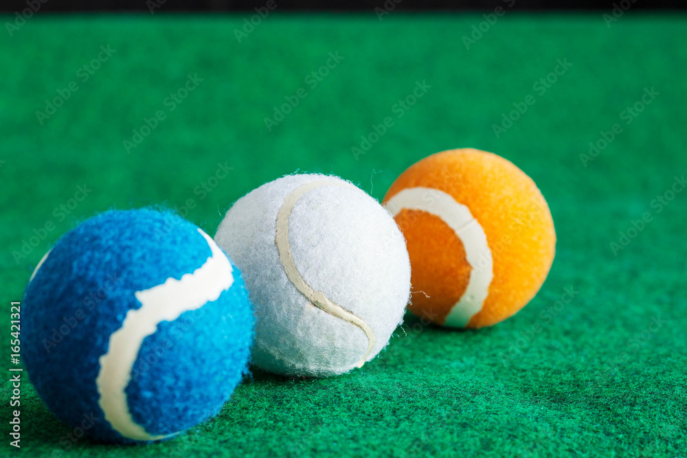 Naklejka premium tennis balls on grass.