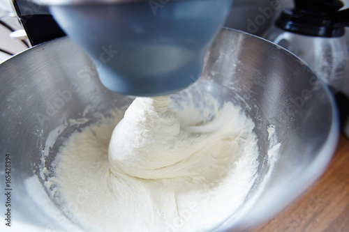 Electric appliance kneading or mixing dough in metallic bowl