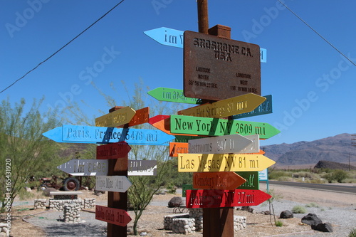 pancartes mulitcolores sur la route de Las Vegas
