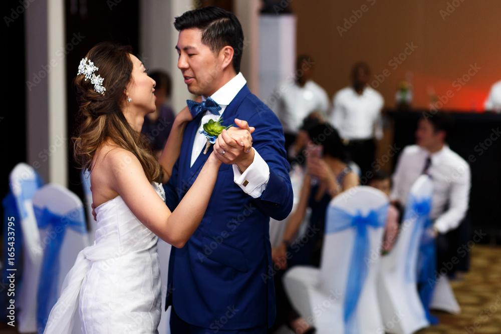 Obraz premium First dance of an attractive Asian couple
