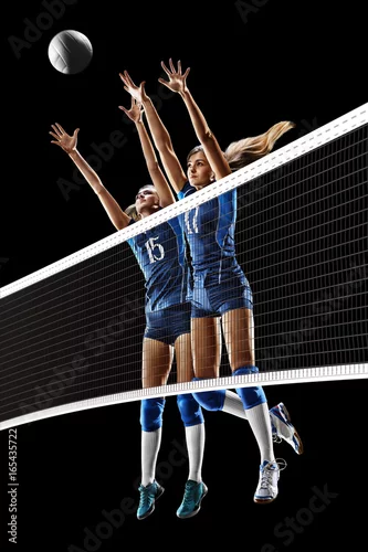 Obraz Żeńscy fachowi siatkarze odizolowywający na czerni