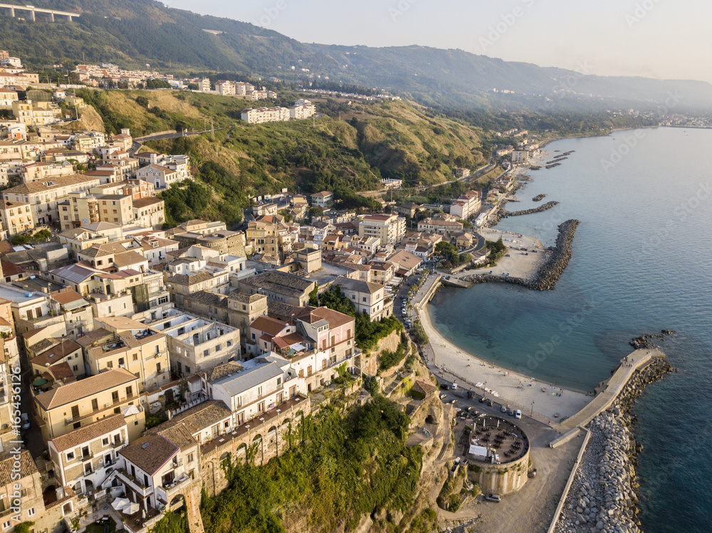 Vista aerea di Pizzo Calabro, molo, castello, Calabria, turismo Italia. Vista panoramica dal mare. Case sulla roccia. Sulla scogliera si staglia il castello aragonese