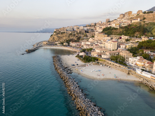 Vista aerea di Pizzo Calabro, molo, castello, Calabria, turismo Italia. Vista panoramica dal mare. Case sulla roccia. Sulla scogliera si staglia il castello aragonese