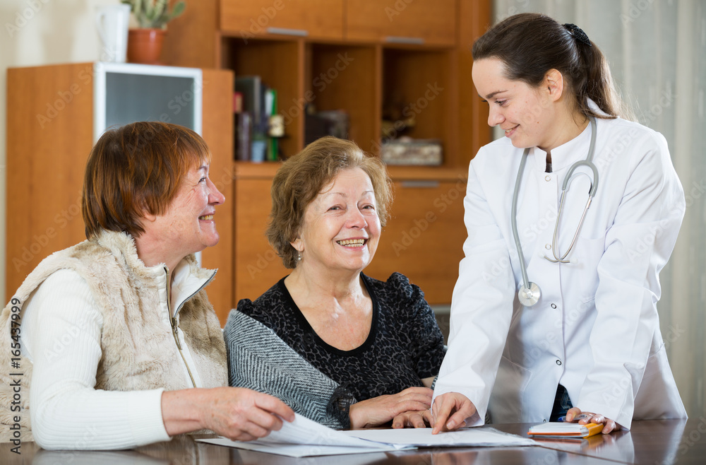 Obraz premium Young physician receiving mature patients in clinic