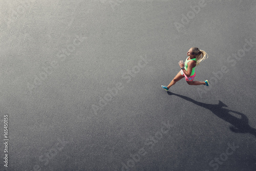 Läufer läuft über Ashpahlt photo