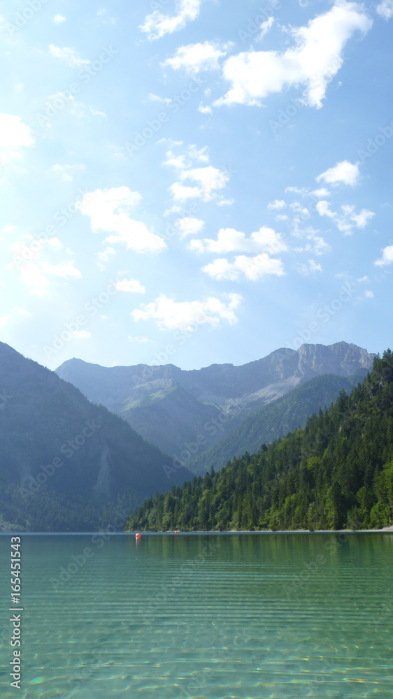 türkisfarbener Plansee mit Bergpanorama der Alpen in Tirol Österreich