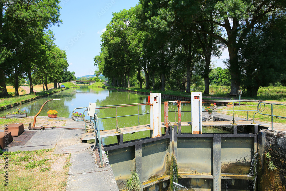 Obraz premium The historic Canal de Bourgogne in Burgundy, France