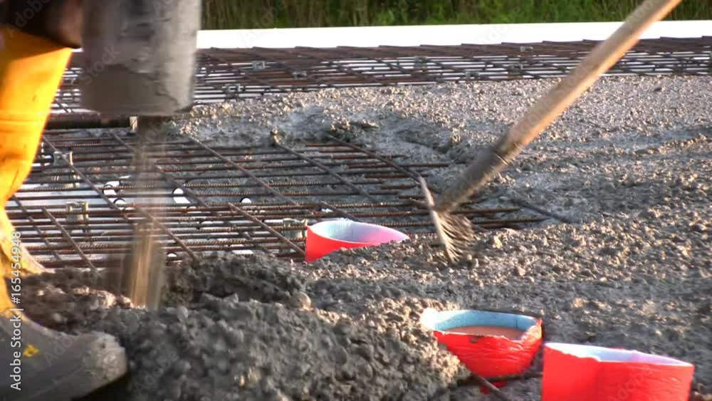 Bauarbeiter gießen das Fundament eines Hauses