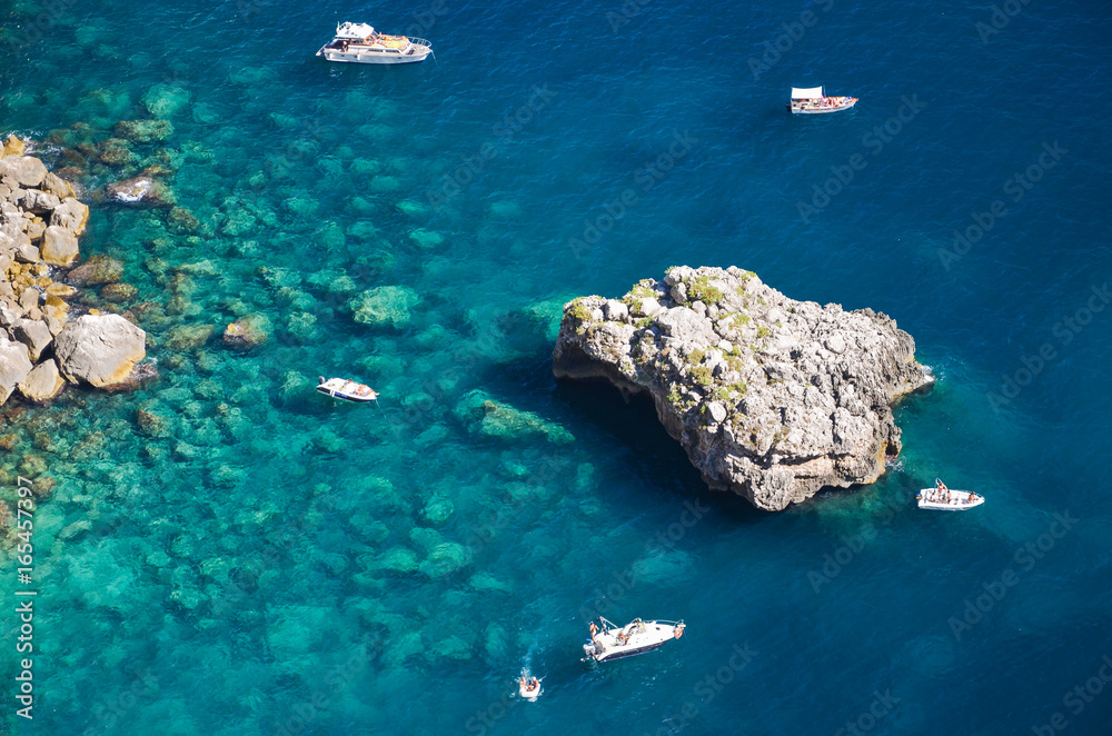 łodzie przy wyspie capri we włoszech - obrazy, fototapety, plakaty 
