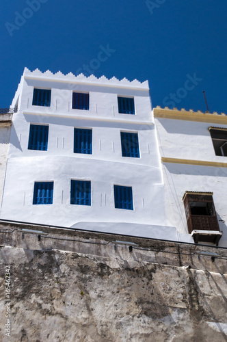 Marocco: le antiche mura della medina di Tangeri, la città sulla costa del Maghreb all'ingresso occidentale dello stretto di Gibilterra, dove il Mar Mediterraneo incontra l'Oceano Atlantico