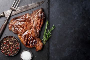 Fototapete Steakhouse T-Bone Steak rustikal angerichtet  © Evgeny Karandaev