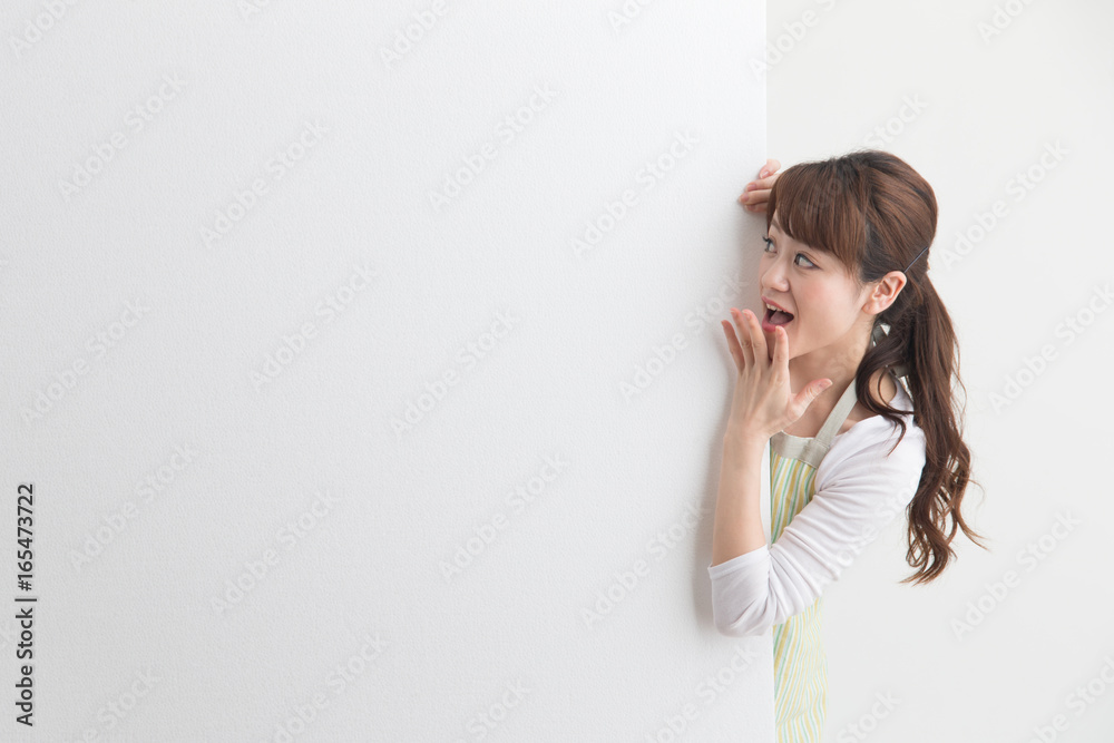 エプロン姿の女性・ボード