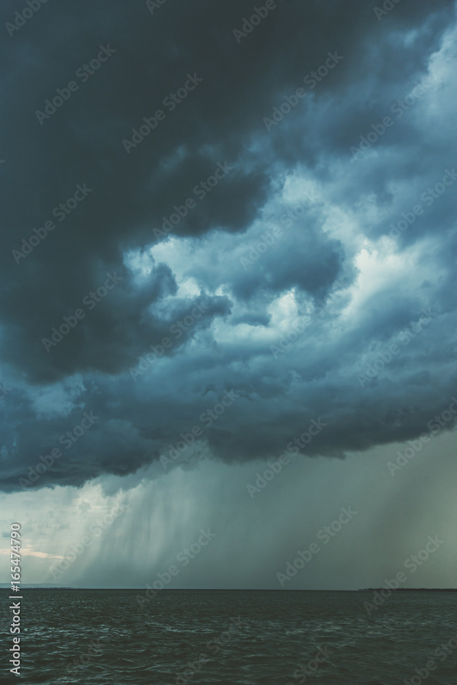 Φωτογραφία Big powerful storm clouds over the lake Balaton in Hungary