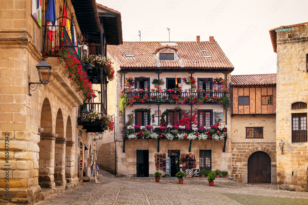 Calles y plazas pintorescas y medievales en Santillana de Mar, Cantabria, España